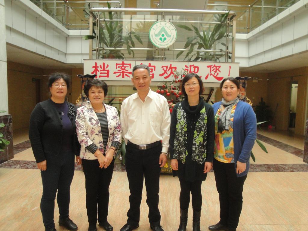 华南农业大学档案馆馆长吕剑红(右2)、蔡颖(左2)接待哈斯巴根书记(中)、斯日吉莫德格(右1)、赵文玲(左1)一行