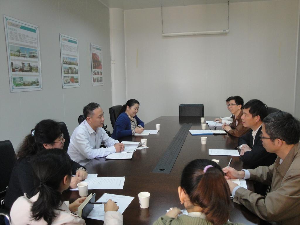 在暨南大学座谈交流——副书记、副校长、纪委书记叶勤(右2)、党政办办副主任刘金顺(右3)、档案馆馆长林文兴(右1)